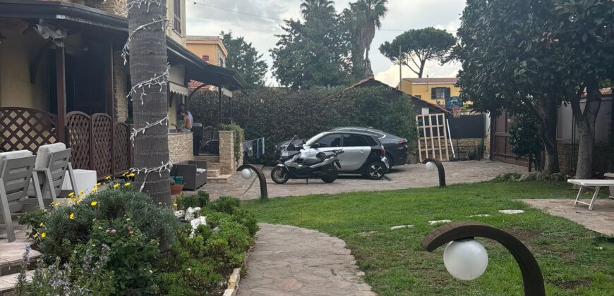 AMPIA VILLA BIFAMILIARE CON PISCINA Varcaturo-Centro
