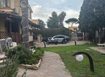 AMPIA VILLA BIFAMILIARE CON PISCINA Varcaturo-Centro