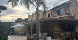 AMPIA VILLA BIFAMILIARE CON PISCINA Varcaturo-Centro