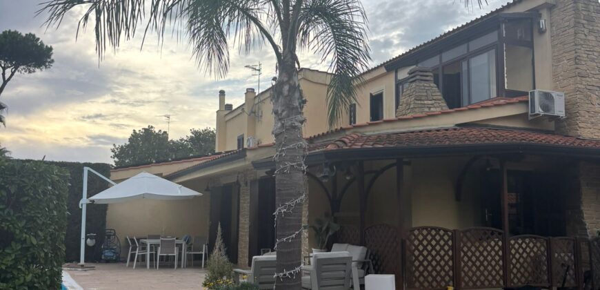 AMPIA VILLA BIFAMILIARE CON PISCINA Varcaturo-Centro