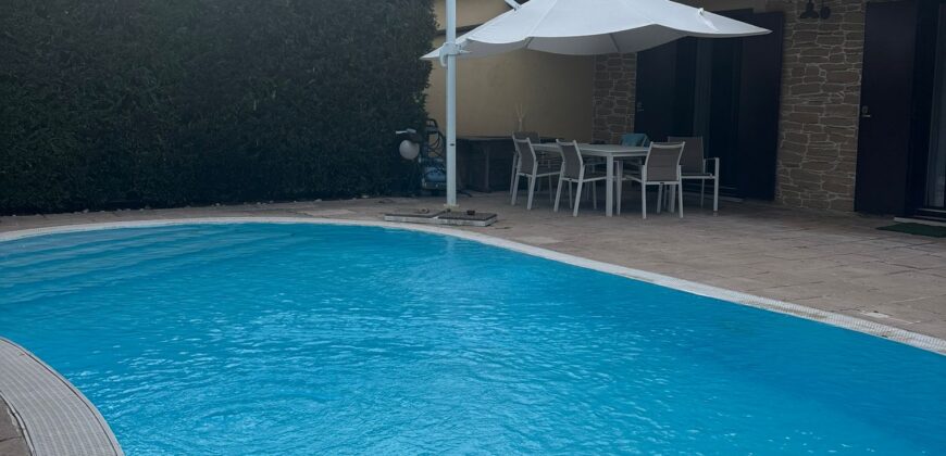 AMPIA VILLA BIFAMILIARE CON PISCINA Varcaturo-Centro
