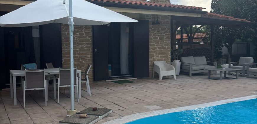 AMPIA VILLA BIFAMILIARE CON PISCINA Varcaturo-Centro