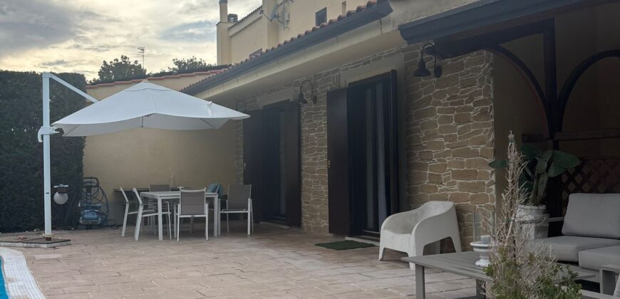 AMPIA VILLA BIFAMILIARE CON PISCINA Varcaturo-Centro