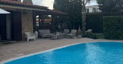 AMPIA VILLA BIFAMILIARE CON PISCINA Varcaturo-Centro