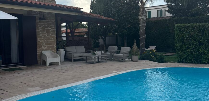 AMPIA VILLA BIFAMILIARE CON PISCINA Varcaturo-Centro