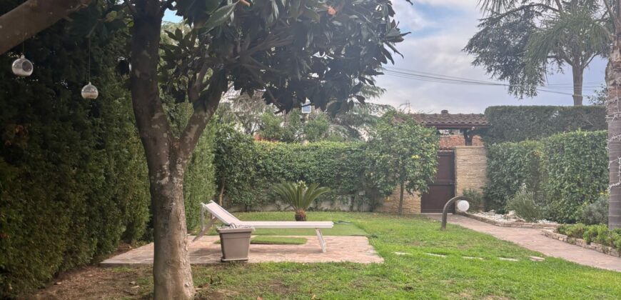 AMPIA VILLA BIFAMILIARE CON PISCINA Varcaturo-Centro