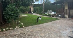 AMPIA VILLA BIFAMILIARE CON PISCINA Varcaturo-Centro