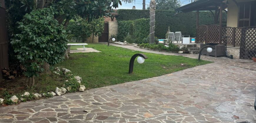 AMPIA VILLA BIFAMILIARE CON PISCINA Varcaturo-Centro