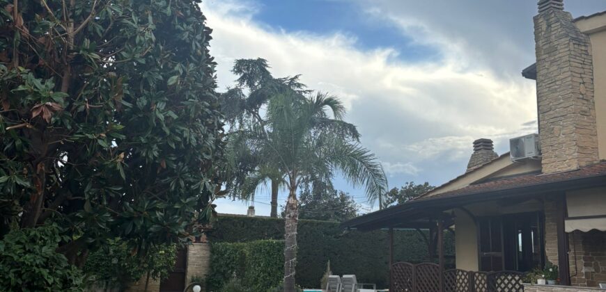 AMPIA VILLA BIFAMILIARE CON PISCINA Varcaturo-Centro