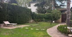AMPIA VILLA BIFAMILIARE CON PISCINA Varcaturo-Centro
