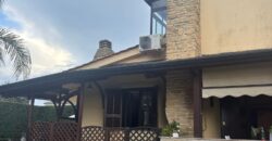 AMPIA VILLA BIFAMILIARE CON PISCINA Varcaturo-Centro