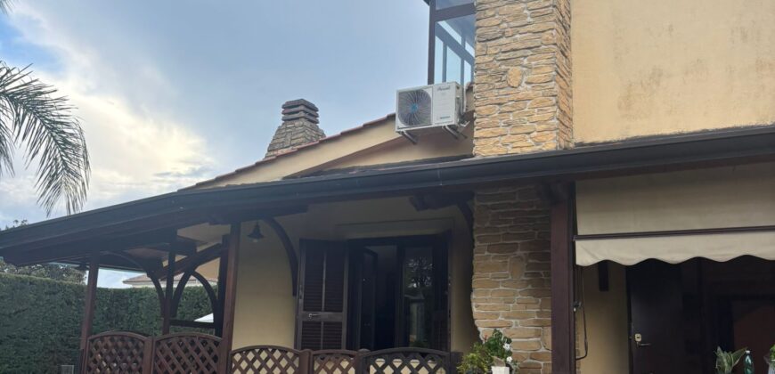 AMPIA VILLA BIFAMILIARE CON PISCINA Varcaturo-Centro