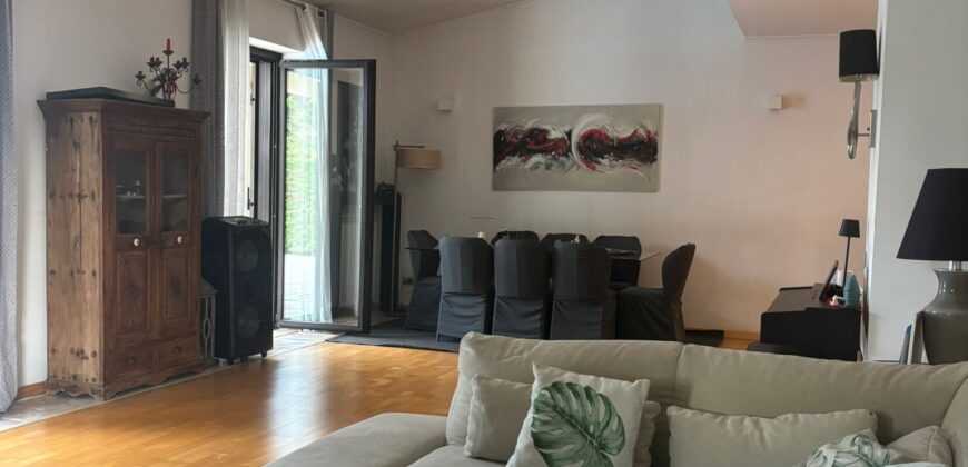 AMPIA VILLA BIFAMILIARE CON PISCINA Varcaturo-Centro