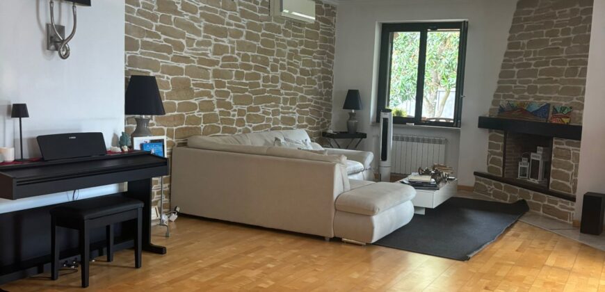 AMPIA VILLA BIFAMILIARE CON PISCINA Varcaturo-Centro