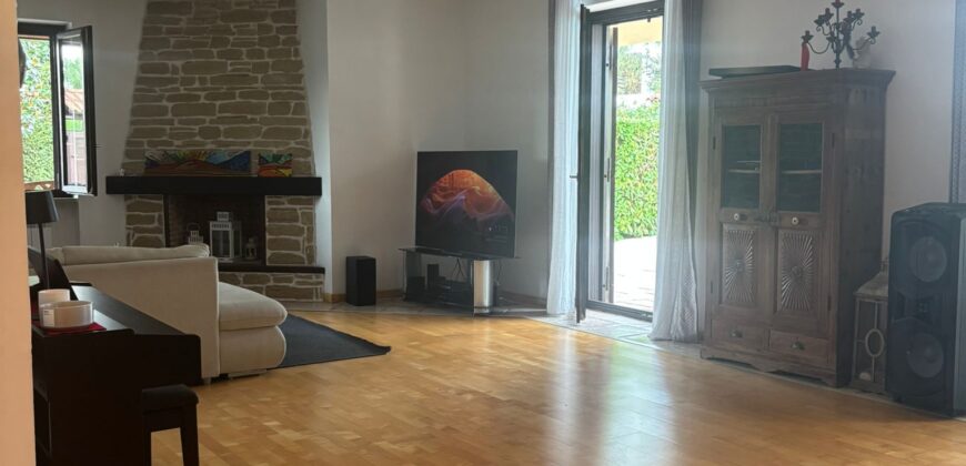 AMPIA VILLA BIFAMILIARE CON PISCINA Varcaturo-Centro