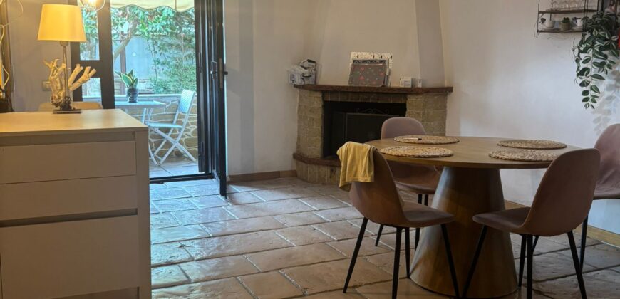 AMPIA VILLA BIFAMILIARE CON PISCINA Varcaturo-Centro