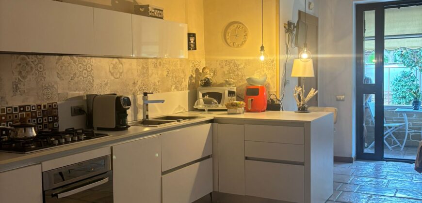 AMPIA VILLA BIFAMILIARE CON PISCINA Varcaturo-Centro
