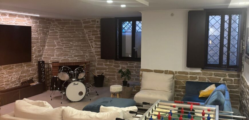 AMPIA VILLA BIFAMILIARE CON PISCINA Varcaturo-Centro