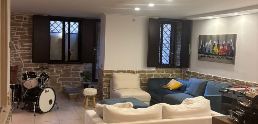 AMPIA VILLA BIFAMILIARE CON PISCINA Varcaturo-Centro