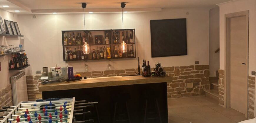 AMPIA VILLA BIFAMILIARE CON PISCINA Varcaturo-Centro