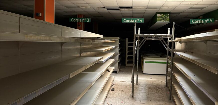 LOCALE COMMERCIALE ADIBITO A SUPERMERCATO Villa Literno