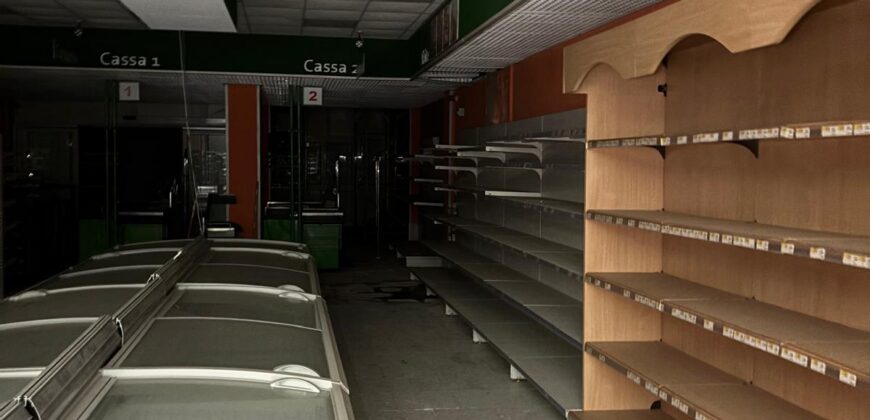 LOCALE COMMERCIALE ADIBITO A SUPERMERCATO Villa Literno