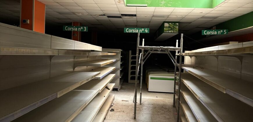 LOCALE COMMERCIALE ADIBITO A SUPERMERCATO Villa Literno