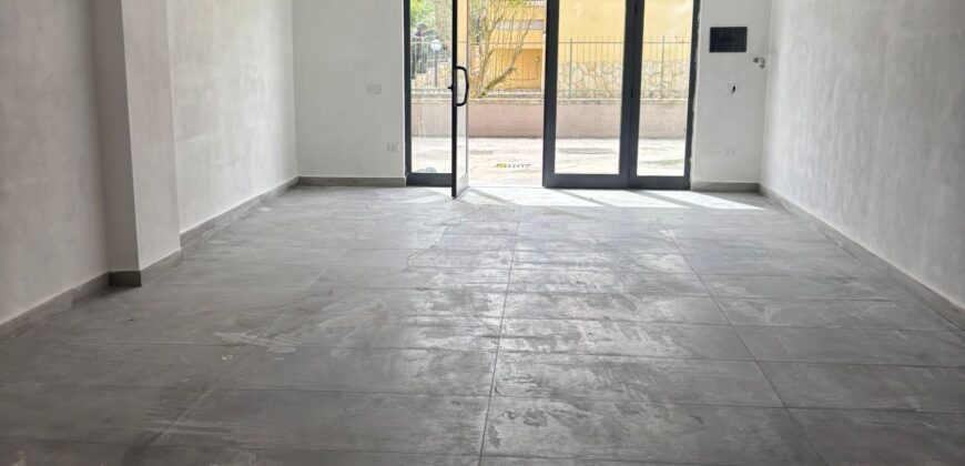 LOCALE COMMERCIALE 75 MQ Varcaturo-Centro