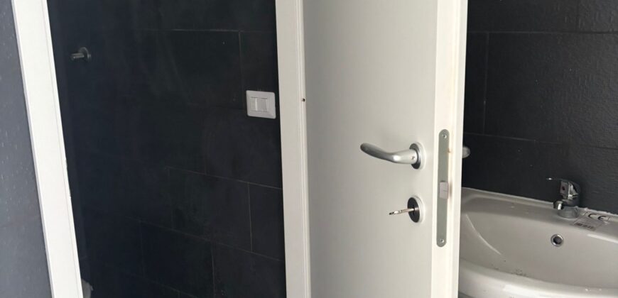 LOCALE COMMERCIALE 75 MQ Varcaturo-Centro