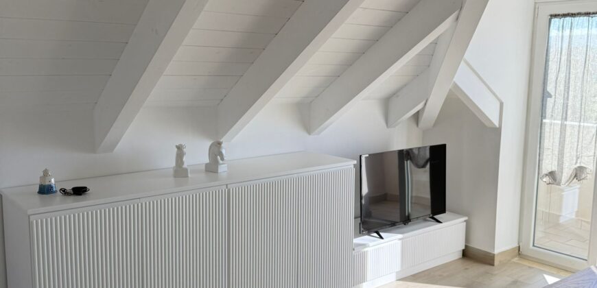 MANSARDA NUOVA COSTRUZIONE IN PARCO Varcaturo MANSARDA NUOVA COSTRUZIONE IN PARCO Varcaturo