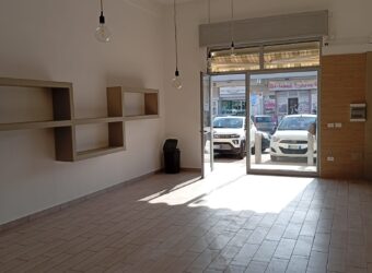 LOCALE COMMERCIALE 65 MQ Varcaturo-Centro