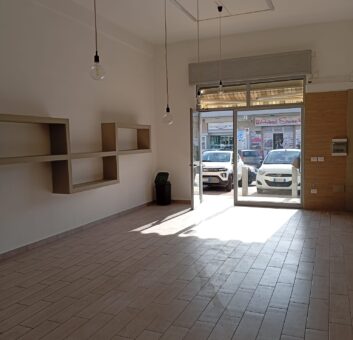 LOCALE COMMERCIALE 65 MQ Varcaturo-Centro