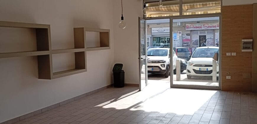 LOCALE COMMERCIALE 65 MQ Varcaturo-Centro
