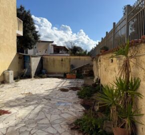 APPARTAMENTO INDIPENDENTE CON GIARDINO Ischitella