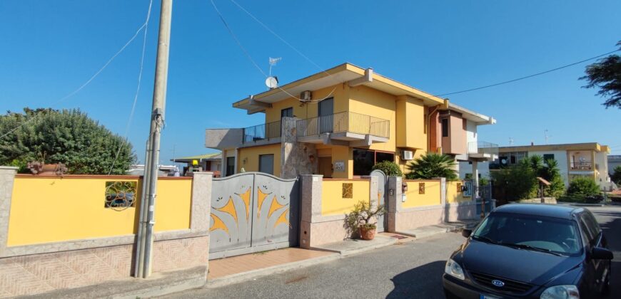 AMPIA VILLA BIFAMILIARE CON PISCINA Lago Patria-Pco Palumbo