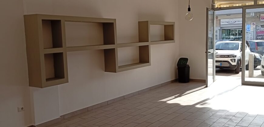 LOCALE COMMERCIALE 65 MQ Varcaturo-Centro