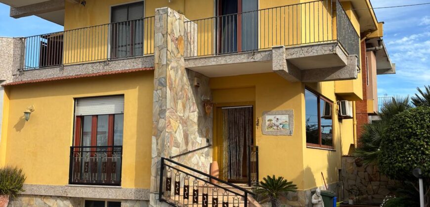 AMPIA VILLA BIFAMILIARE CON PISCINA Lago Patria-Pco Palumbo