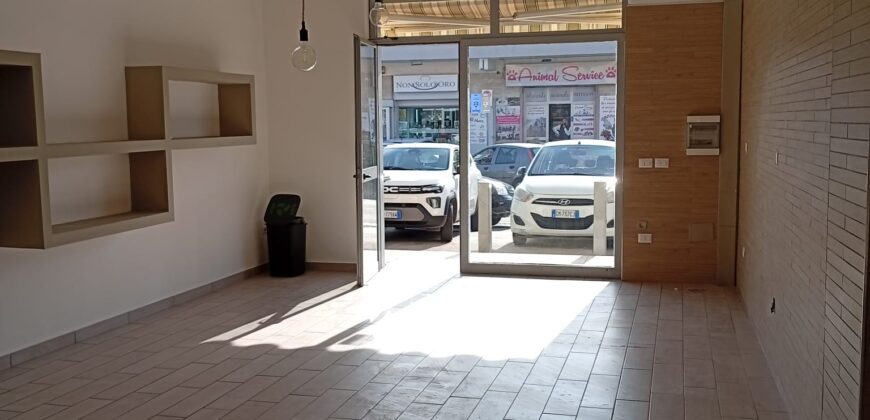 LOCALE COMMERCIALE 65 MQ Varcaturo-Centro