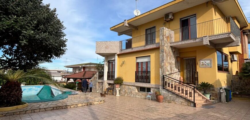 AMPIA VILLA BIFAMILIARE CON PISCINA Lago Patria-Pco Palumbo