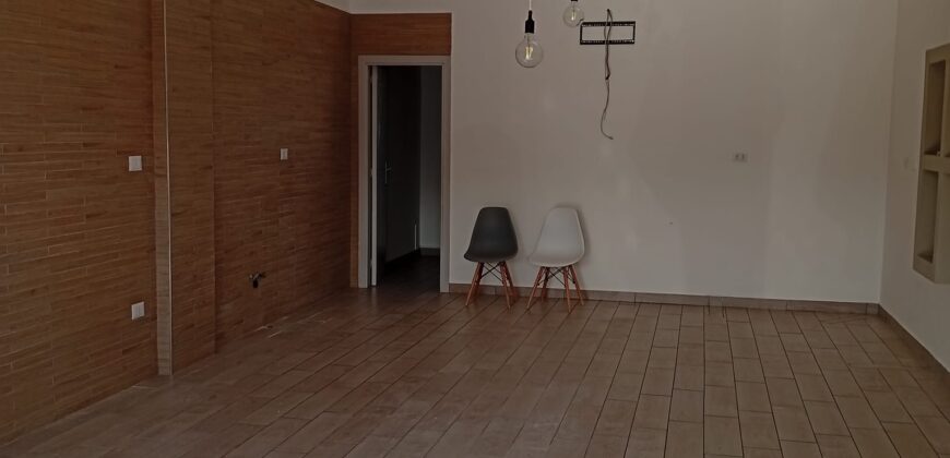 LOCALE COMMERCIALE 65 MQ Varcaturo-Centro