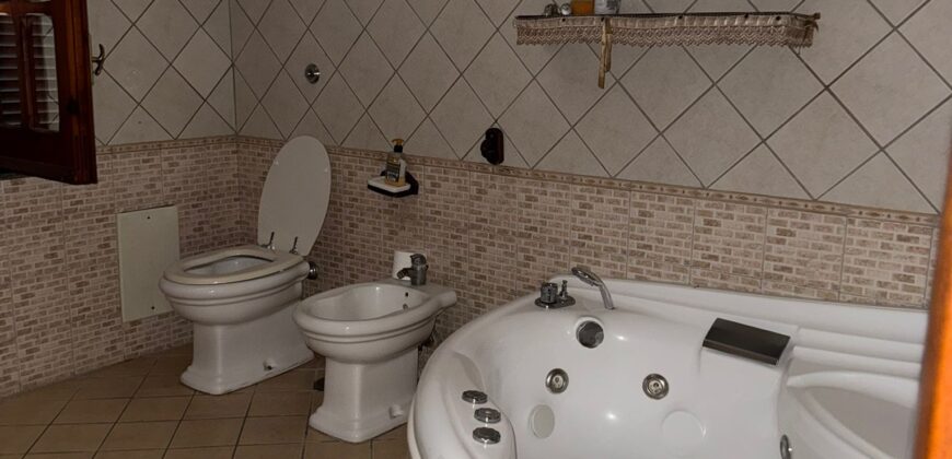 VILLA SINGOLA CON AMPIO GIARDINO Castel Volturno