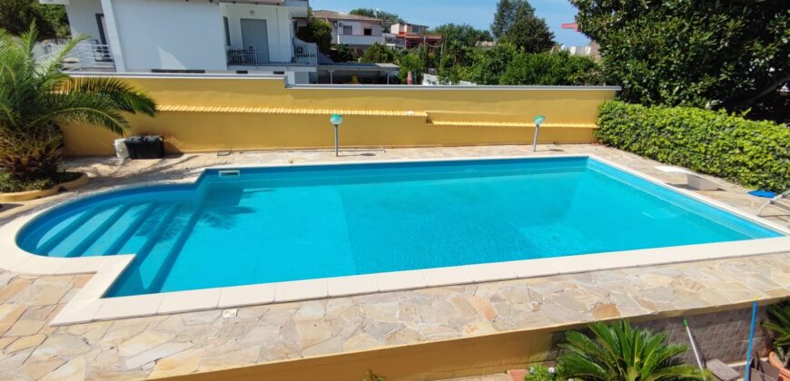 AMPIA VILLA BIFAMILIARE CON PISCINA Lago Patria-Pco Palumbo