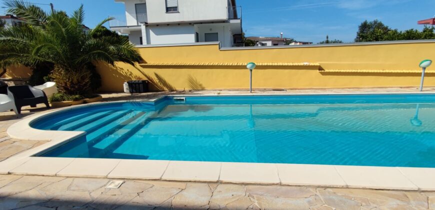 AMPIA VILLA BIFAMILIARE CON PISCINA Lago Patria-Pco Palumbo