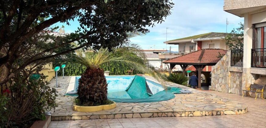 AMPIA VILLA BIFAMILIARE CON PISCINA Lago Patria-Pco Palumbo