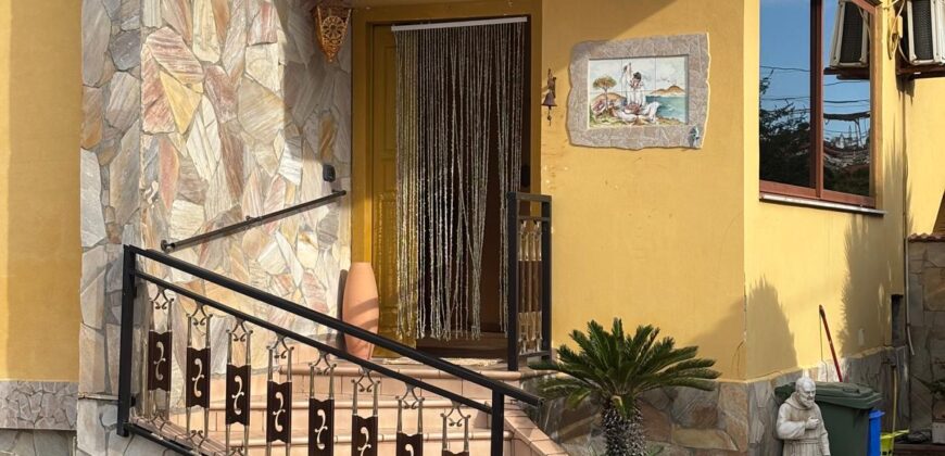 AMPIA VILLA BIFAMILIARE CON PISCINA Lago Patria-Pco Palumbo