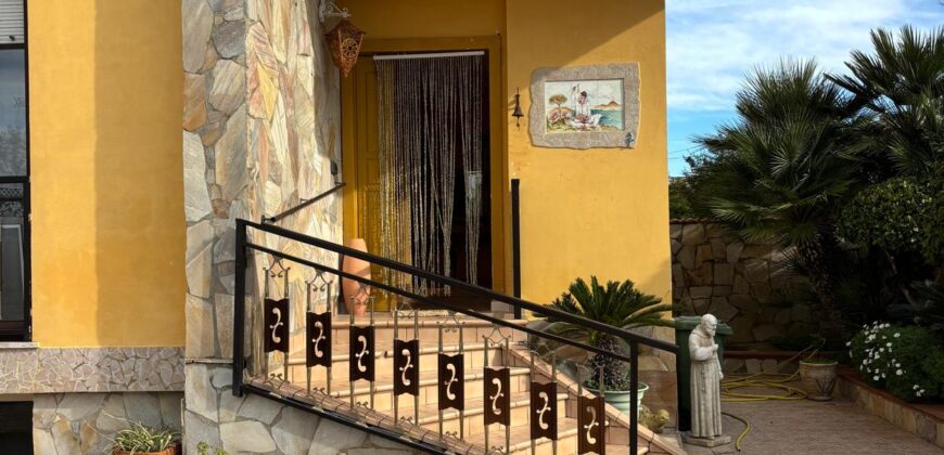 AMPIA VILLA BIFAMILIARE CON PISCINA Lago Patria-Pco Palumbo