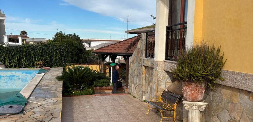 AMPIA VILLA BIFAMILIARE CON PISCINA Lago Patria-Pco Palumbo