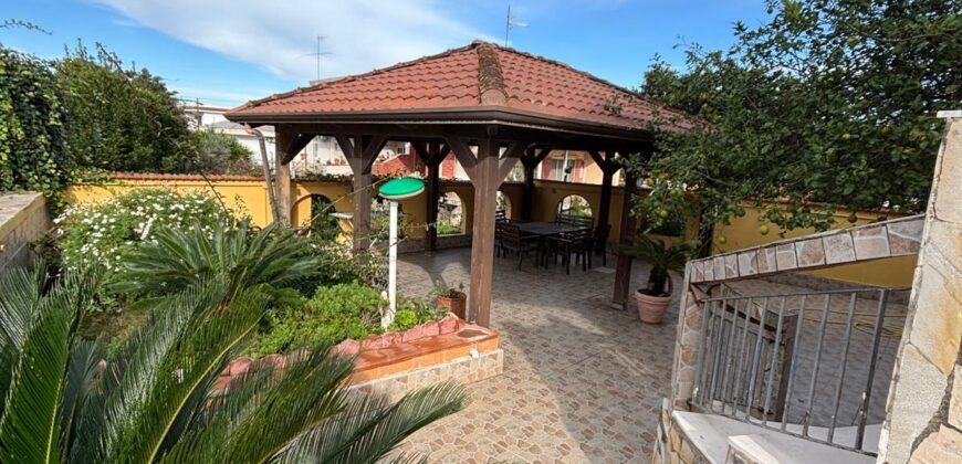 AMPIA VILLA BIFAMILIARE CON PISCINA Lago Patria-Pco Palumbo