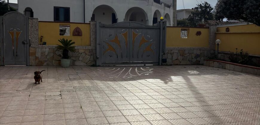 AMPIA VILLA BIFAMILIARE CON PISCINA Lago Patria-Pco Palumbo