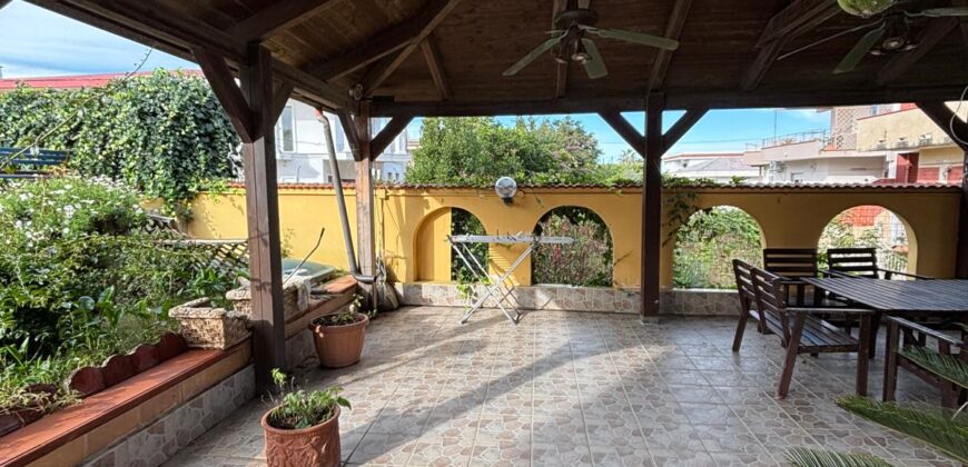 AMPIA VILLA BIFAMILIARE CON PISCINA Lago Patria-Pco Palumbo